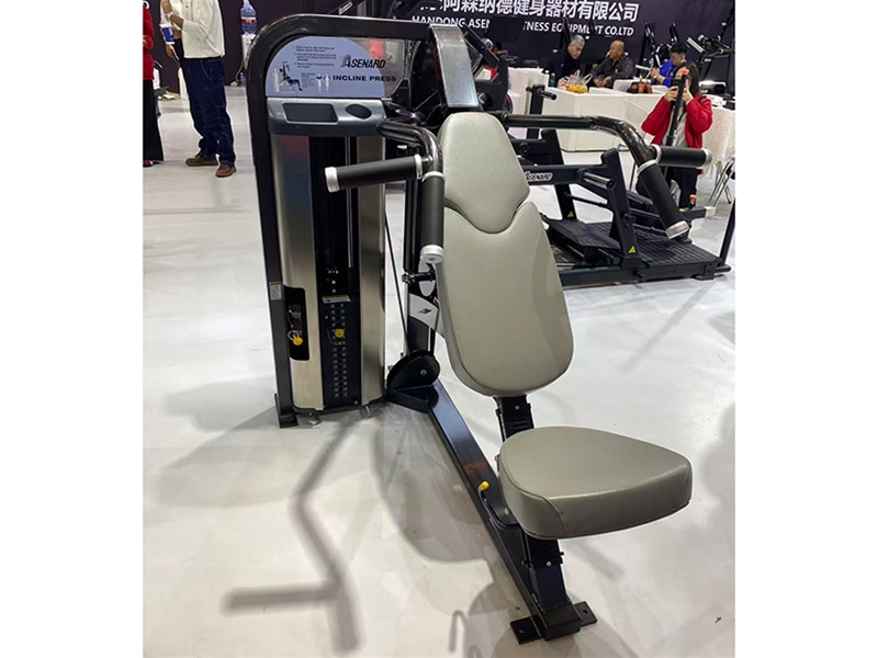 上斜推胸训练器